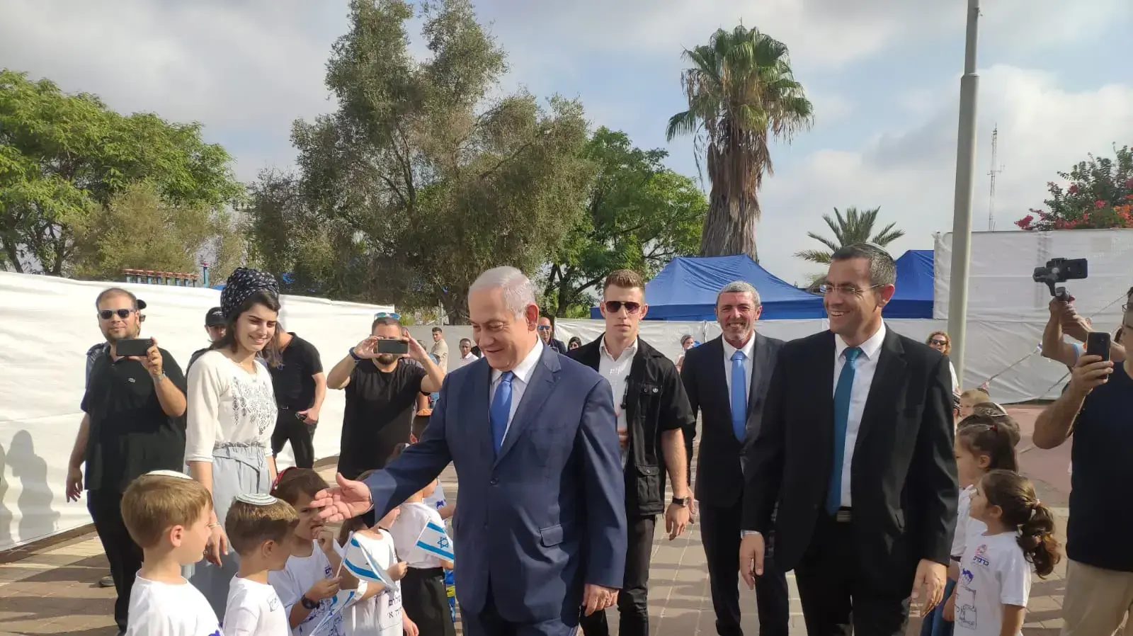 ראש הממשלה בנימין נתניהו ושר החינוך רפי פרץ ביום הראשון ללימודים בבית הספר כרמים באלקנה , ספטמבר 2019