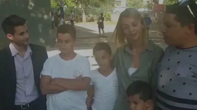 משפחת שילואן שעברה לק"ש מאילת עם ראש העיריה, אביחי שטרן- משמאל. משפחת שילואן שעברה לק"ש מאילת עם ראש העיריה, אביחי שטרן- משמאל.