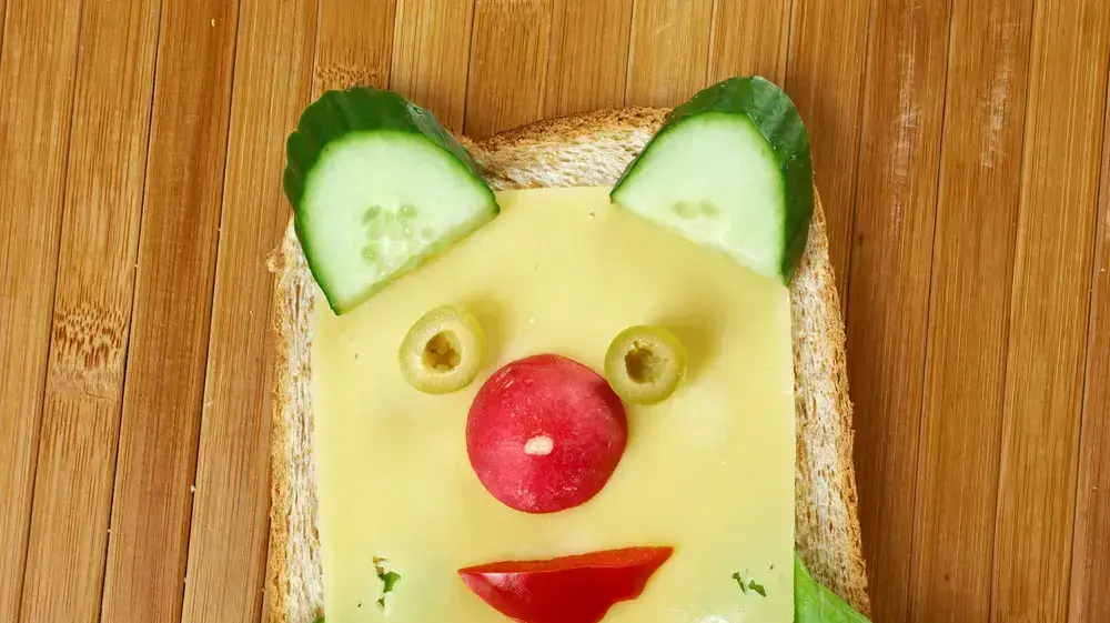 כריך עם גבינה צהובה וירקות כריך עם גבינה צהובה וירקות