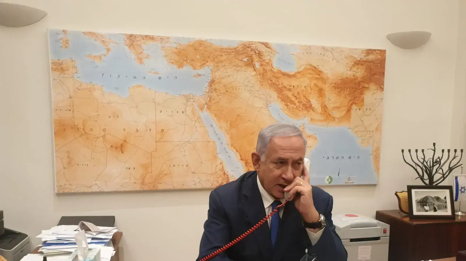 רה"מ, בנימין נתניהו במהלך התייעצות ביטחונית טלופנית עם ראשי מערכת הביטחון בקרייה 1 בספטבמר 2019 רה"מ, בנימין נתניהו במהלך התייעצות ביטחונית טלופנית עם ראשי מערכת הביטחון בקרייה 1 בספטבמר 2019
