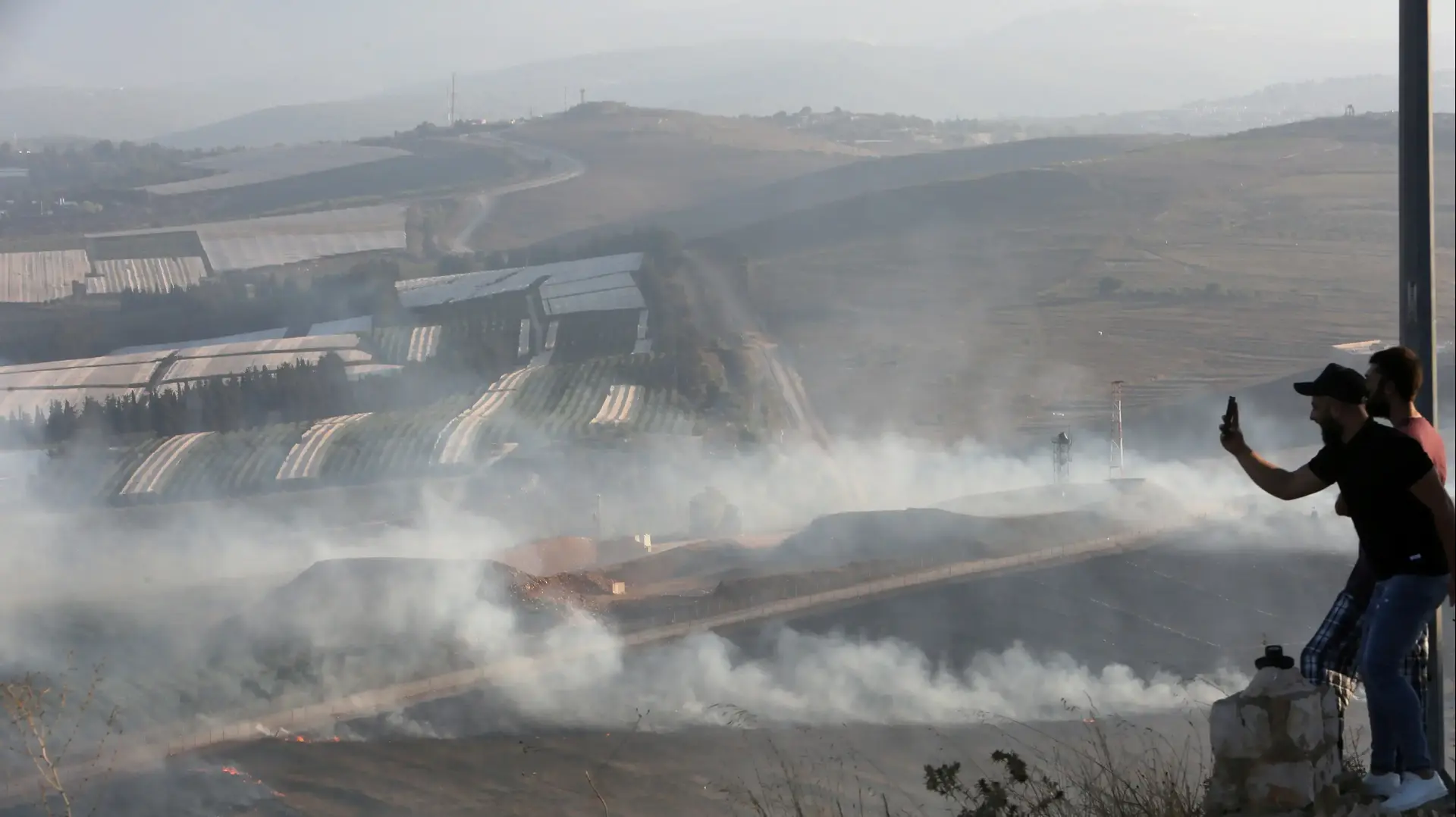 אדם מצלם את העשן המתימר בקרבת כפר מרון א-ראס במהלך תקיפות צה"ל באזור 1 בספטמבר 2019 אדם מצלם את העשן המתימר בקרבת כפר מרון א-ראס במהלך תקיפות צה"ל באזור 1 בספטמבר 2019