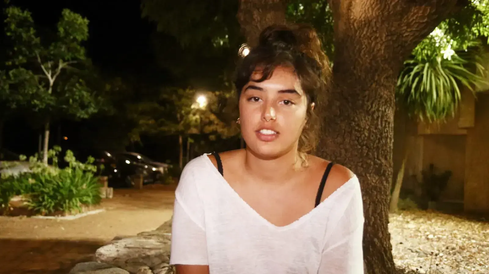 נופר אבוטבול תושבת מושב אביבים לאחר תקרית ירי הנ"ט על בסיס צה"ל ליד המושב, 1 בספטמבר 2019 נופר אבוטבול תושבת מושב אביבים לאחר תקרית ירי הנ"ט על בסיס צה"ל ליד המושב, 1 בספטמבר 2019