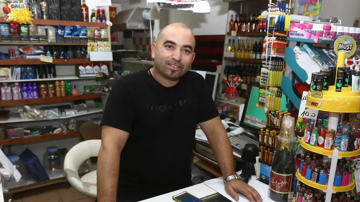 אלי ג'רבי בעל הצרכניה במושב אביבים
אלי ג'רבי בעל הצרכניה במושב אביבים