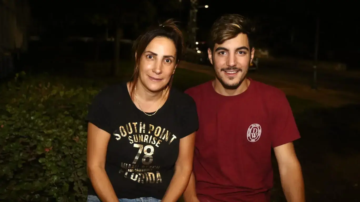 רותם עמרם ואימו עליזה עמרם תושבי המושב אביבים לאחר תקרית ירי טילי הנ"ט על בסיס צה"ל באזורם, 1 בספטמבר 2019 רותם עמרם ואימו עליזה עמרם תושבי המושב אביבים לאחר תקרית ירי טילי הנ"ט על בסיס צה"ל באזורם, 1 בספטמבר 2019