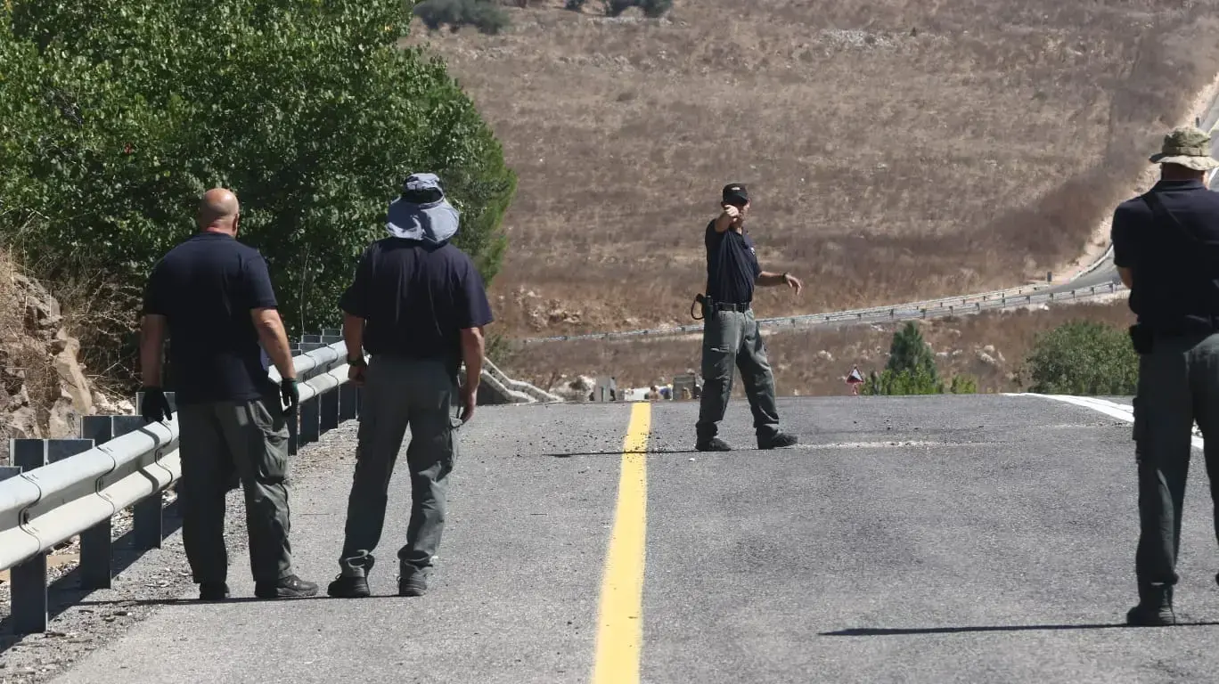 חבלני משטרה בוחנים את הזירה בכביש הצפון החדש בכניסה העורפית לקיבוץ יראון, 2 בספטמבר 2019 חבלני משטרה בוחנים את הזירה בכביש הצפון החדש בכניסה העורפית לקיבוץ יראון, 2 בספטמבר 2019
