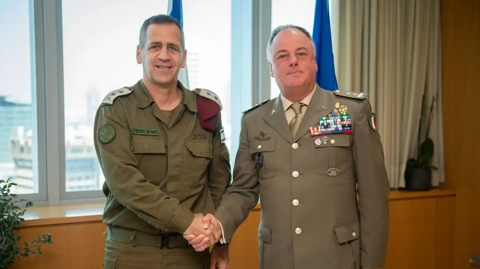 אתמול (א׳), נפגש ראש המטה הכללי, רב-אלוף אביב כוכבי עם מפקד יוניפי״ל, גנרל סטפנו דל קול בפעם הראשונה מאז תחילת כהונתו, 2 בספטמבר 2019 אתמול (א׳), נפגש ראש המטה הכללי, רב-אלוף אביב כוכבי עם מפקד יוניפי״ל, גנרל סטפנו דל קול בפעם הראשונה מאז תחילת כהונתו, 2 בספטמבר 2019