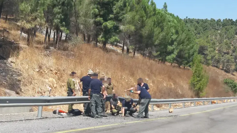 חבלני משטרה בוחנים את הזירה בכביש הצפון החדש בכניסה העורפית לקיבוץ יראון, 2 בספטמבר 2019