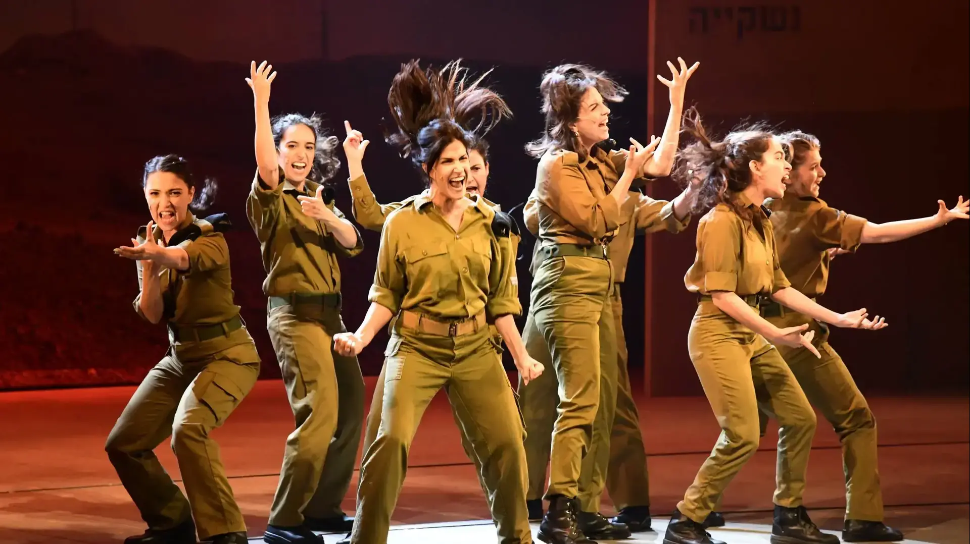 מתוך ההצגה "אפס ביחסי אנוש" בתיאטרון בית ליסין מתוך ההצגה "אפס ביחסי אנוש" בתיאטרון בית ליסין
