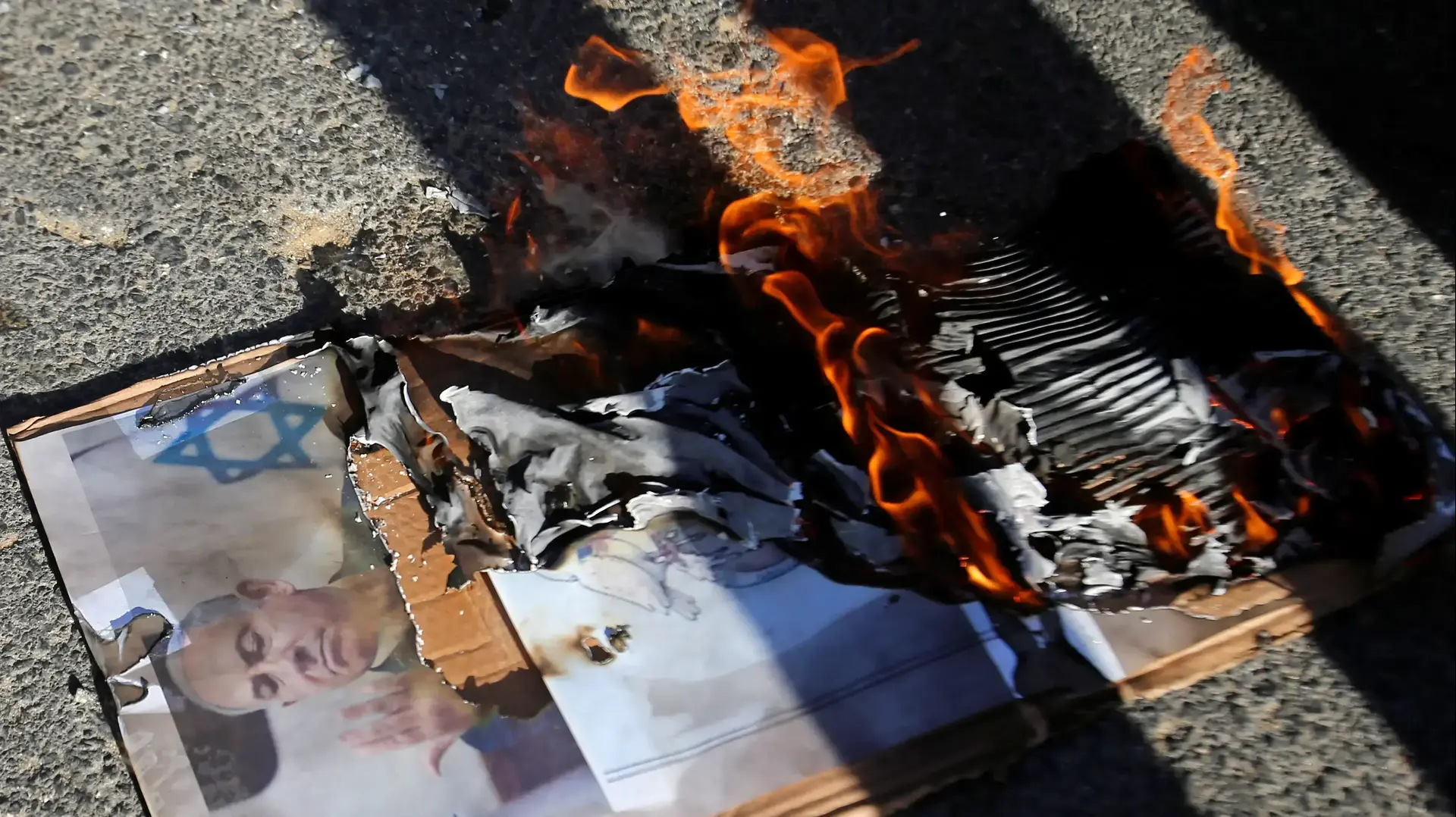 פלסטינים שורפים את תמונתו של ראש הממשלה בנימין נתניהו בתגובה לטקס במערת המכפלה, 4 בספטמבר 2019 פלסטינים שורפים את תמונתו של ראש הממשלה בנימין נתניהו בתגובה לטקס במערת המכפלה, 4 בספטמבר 2019
