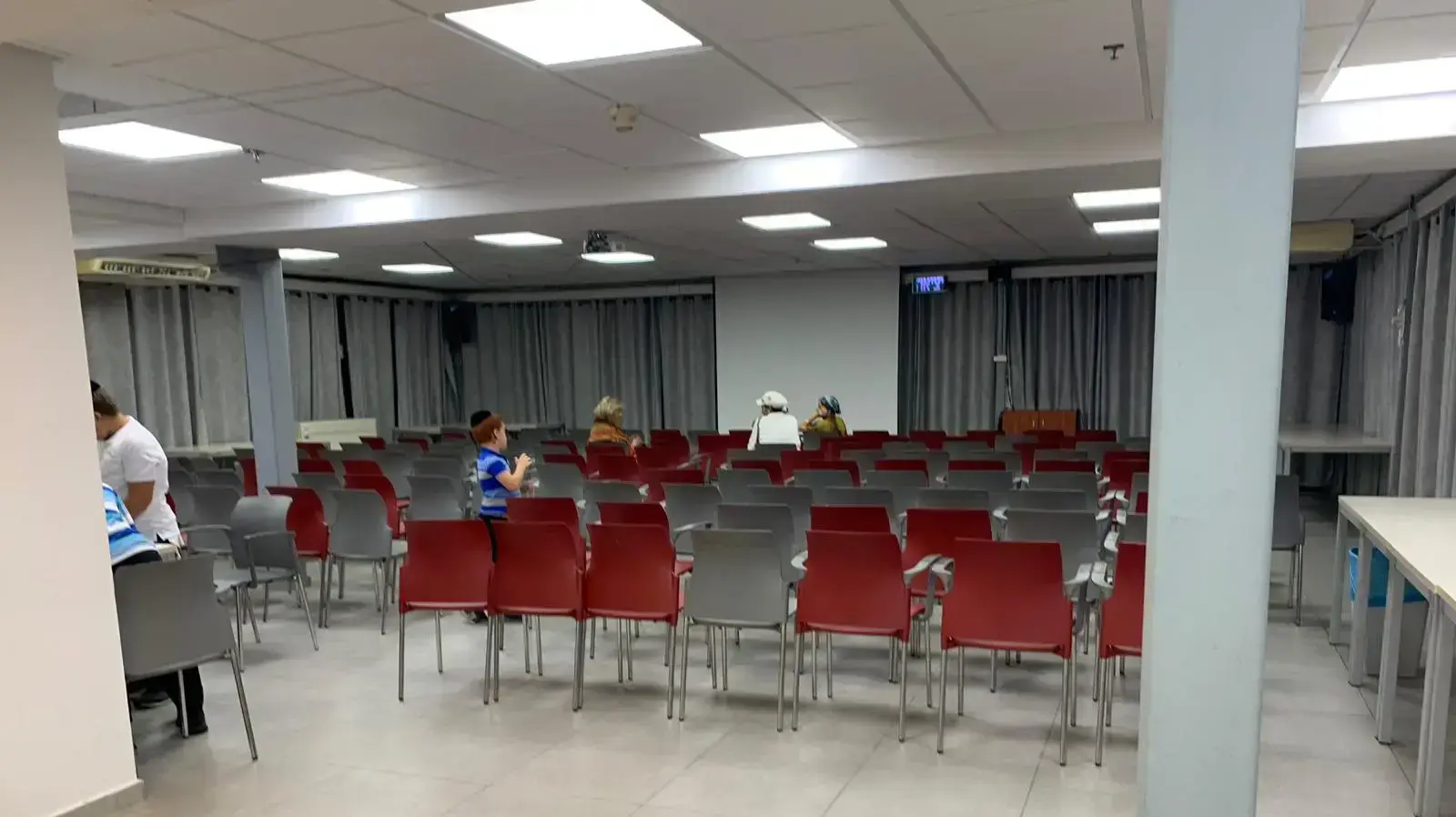 נשים ממתינות בחדר צדדי להופעה בחיפה, 4 בספטמבר 2019 נשים ממתינות בחדר צדדי להופעה בחיפה, 4 בספטמבר 2019