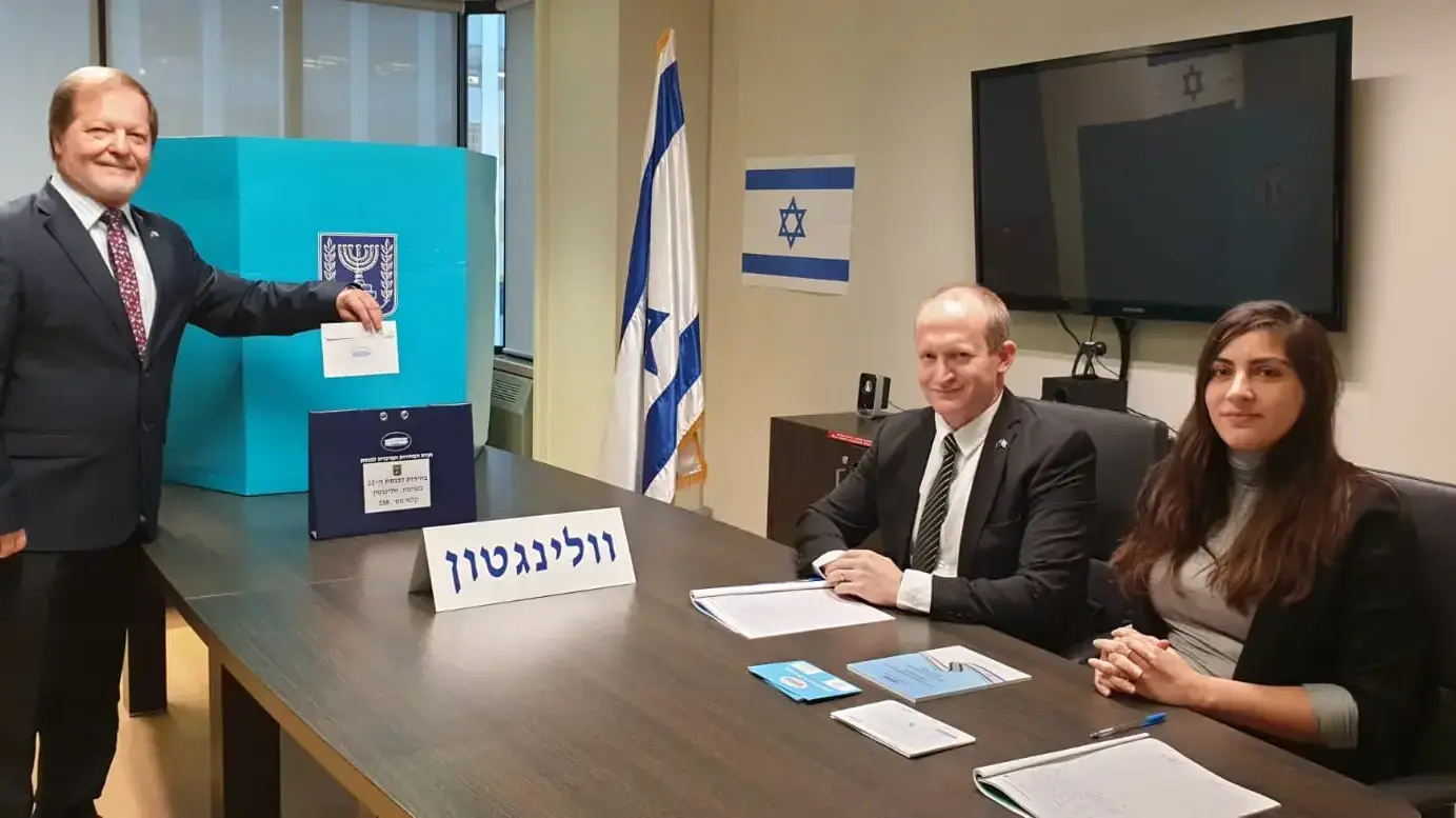 שגריר ישראל בוולינגטון ניו זילנד, ד"ר יצחק גרברג, מצביע בבחירות שגריר ישראל בוולינגטון ניו זילנד, ד"ר יצחק גרברג, מצביע בבחירות