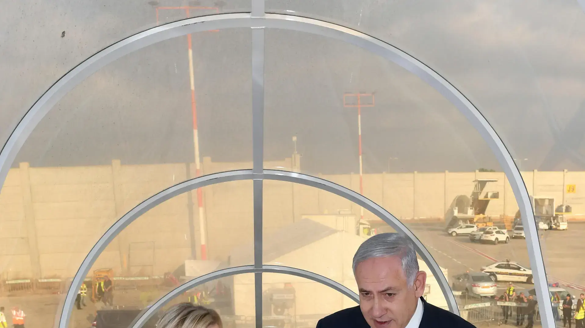 ראש הממשלה בנימין נתניהו ורעייתו שרה ממריאים לביקור מדיני בלונדון. ספטמבר 2019 ראש הממשלה בנימין נתניהו ורעייתו שרה ממריאים לביקור מדיני בלונדון. ספטמבר 2019