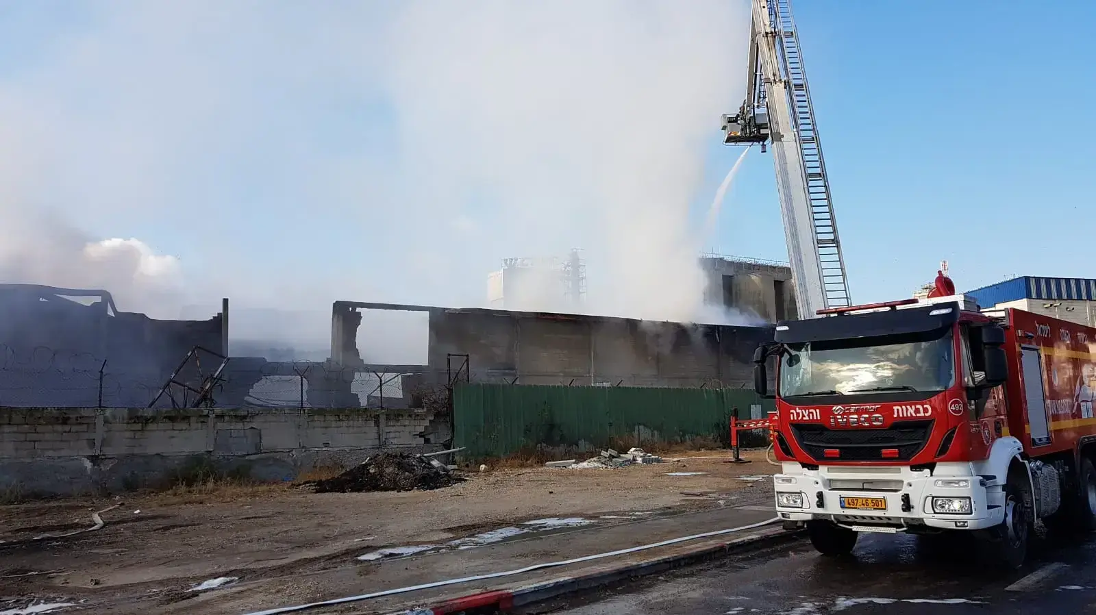 יום אחרי השריפה, פעולות הכיבוי בחוף שמן בחיפה נמשכות, 6 בספטמבר 2019 יום אחרי השריפה, פעולות הכיבוי בחוף שמן בחיפה נמשכות, 6 בספטמבר 2019