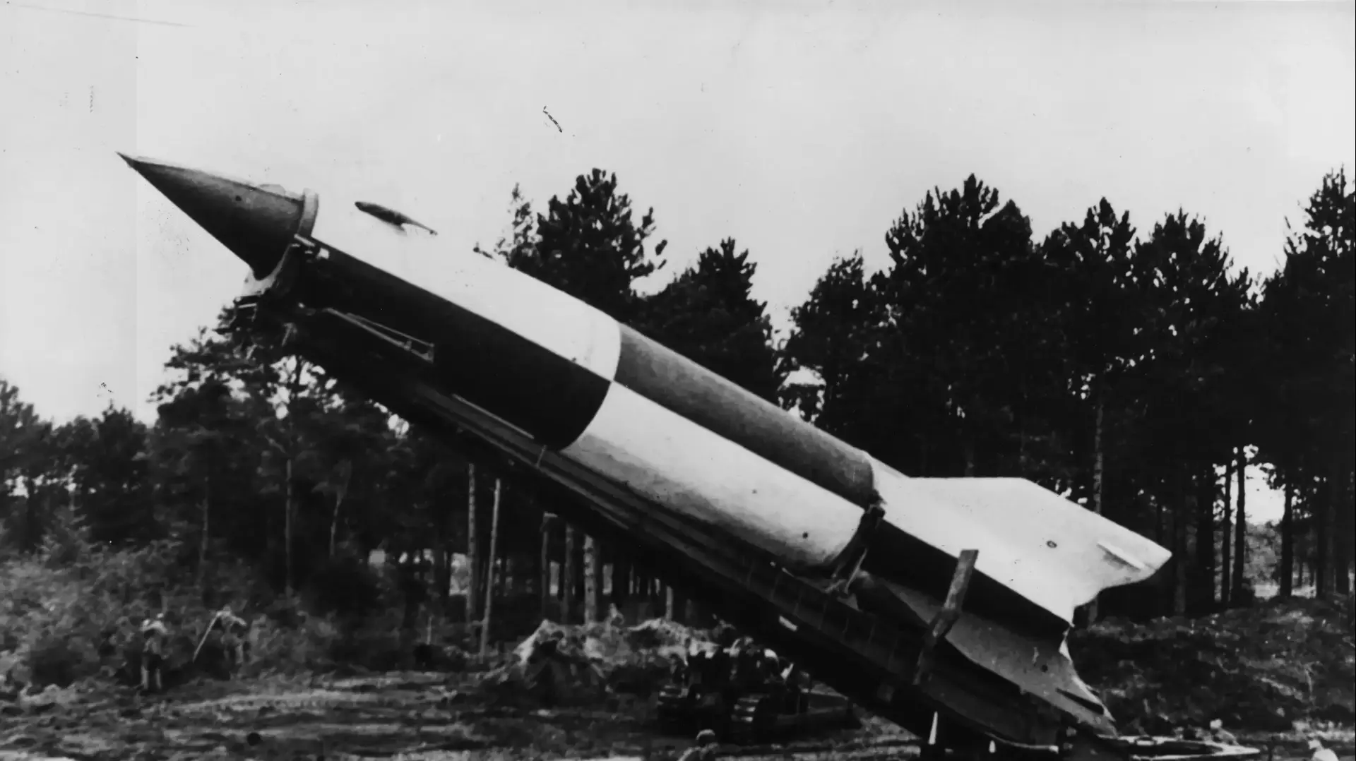 טיל V-2 מוכן לשיגור בסקסוניה התחתונה, גרמניה, 1945
