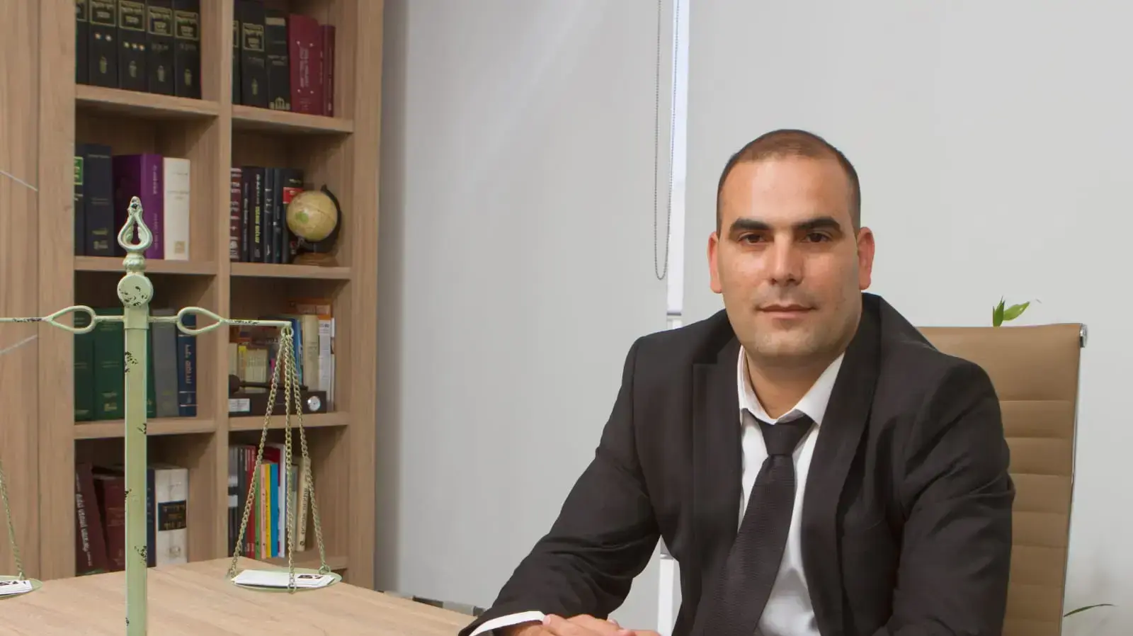 עו"ד יריב ואקנין המייצג את המורה מכלא גלבוע שפוטרה מתפקידה עו"ד יריב ואקנין המייצג את המורה מכלא גלבוע שפוטרה מתפקידה