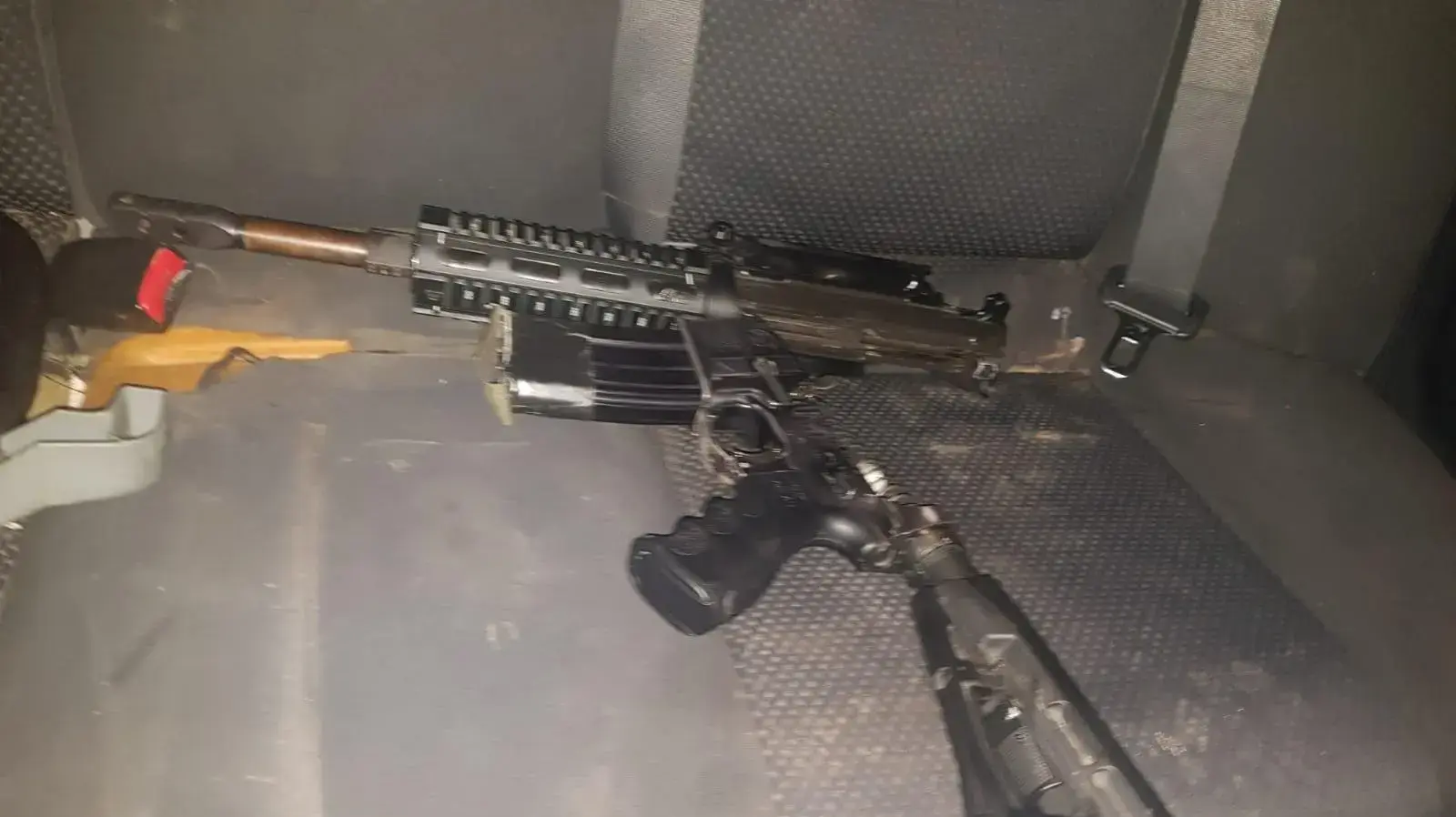 ה-M-16 שנמצא באחורי מושב הרכב של חייל צה"ל מגדוד הסיור הבדואי