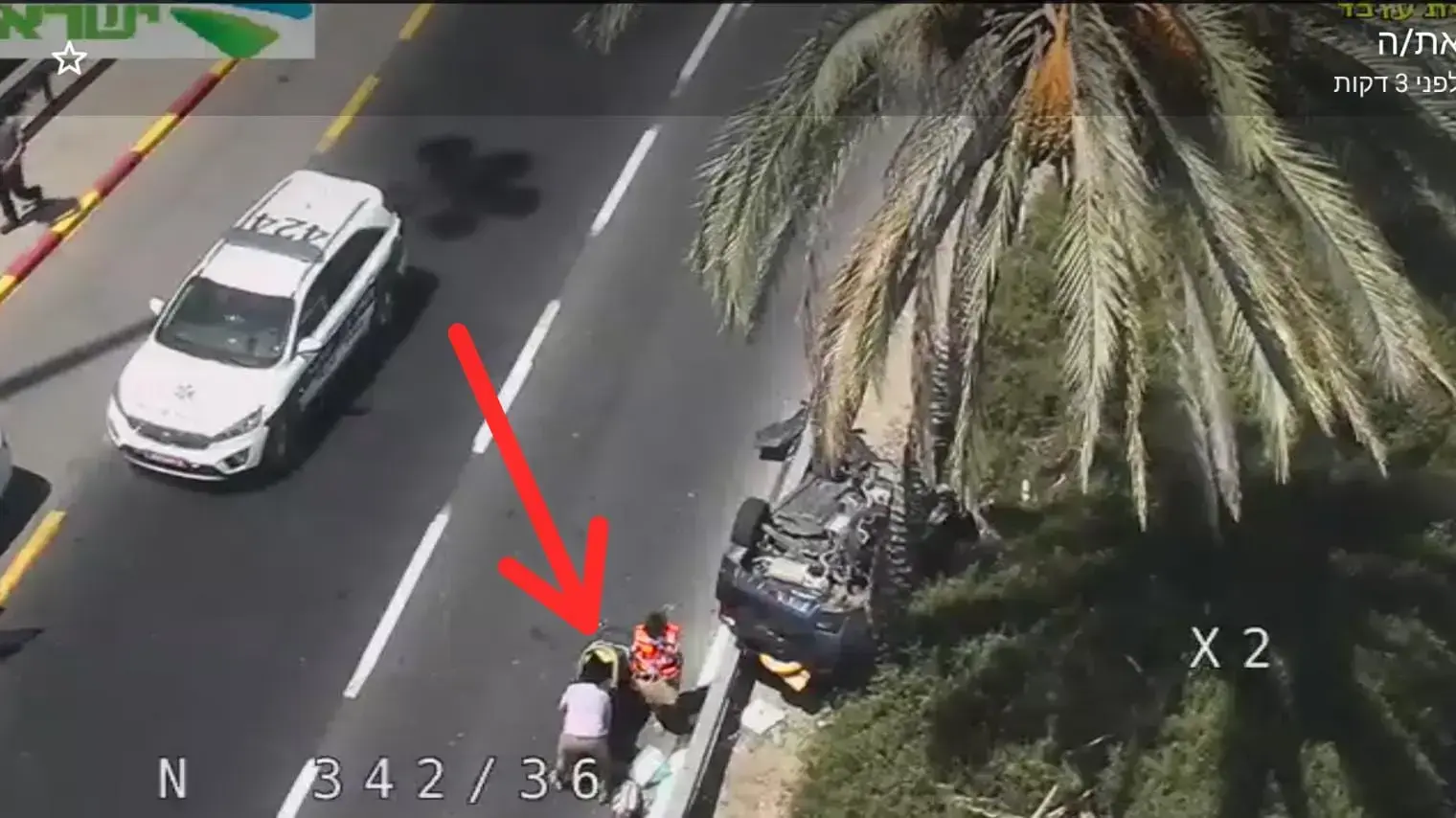 תיעוד תאונה בין אופנוע למכונית- חגורות ההצלה מנעו פגיעה קשה בפעוטות תיעוד תאונה בין אופנוע למכונית- חגורות ההצלה מנעו פגיעה קשה בפעוטות