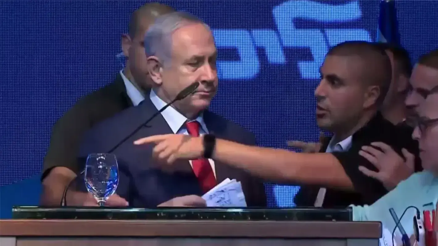 ראש הממשלה בנימין נתניהו מתפנה מכנס באשדוד בעקבות התראת צבע אדום, 10 ספטמבר 2019 ראש הממשלה בנימין נתניהו מתפנה מכנס באשדוד בעקבות התראת צבע אדום, 10 ספטמבר 2019