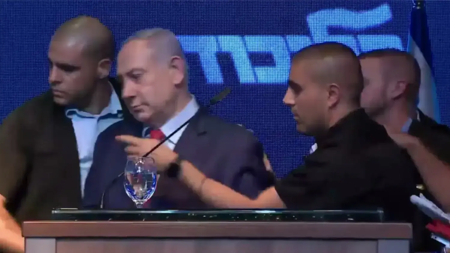 ראש הממשלה בנימין נתניהו מתפנה מכנס באשדוד בעקבות התראת צבע אדום, 10 ספטמבר 2019 ראש הממשלה בנימין נתניהו מתפנה מכנס באשדוד בעקבות התראת צבע אדום, 10 ספטמבר 2019
