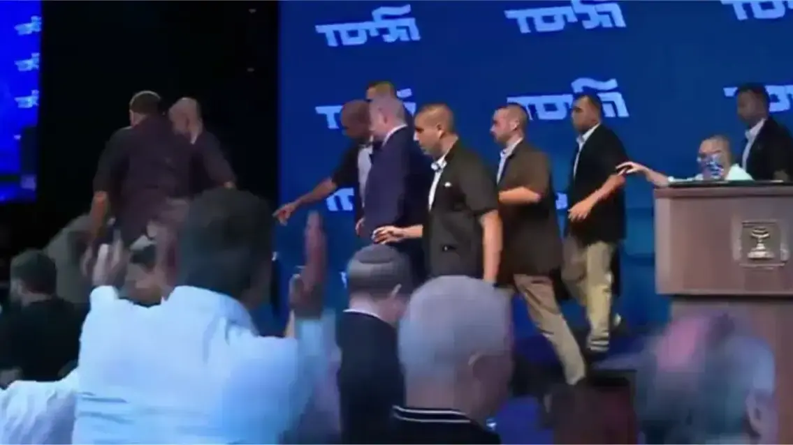 ראש הממשלה בנימין נתניהו מתפנה מכנס באשדוד בעקבות התראת צבע אדום, 10 ספטמבר 2019 ראש הממשלה בנימין נתניהו מתפנה מכנס באשדוד בעקבות התראת צבע אדום, 10 ספטמבר 2019