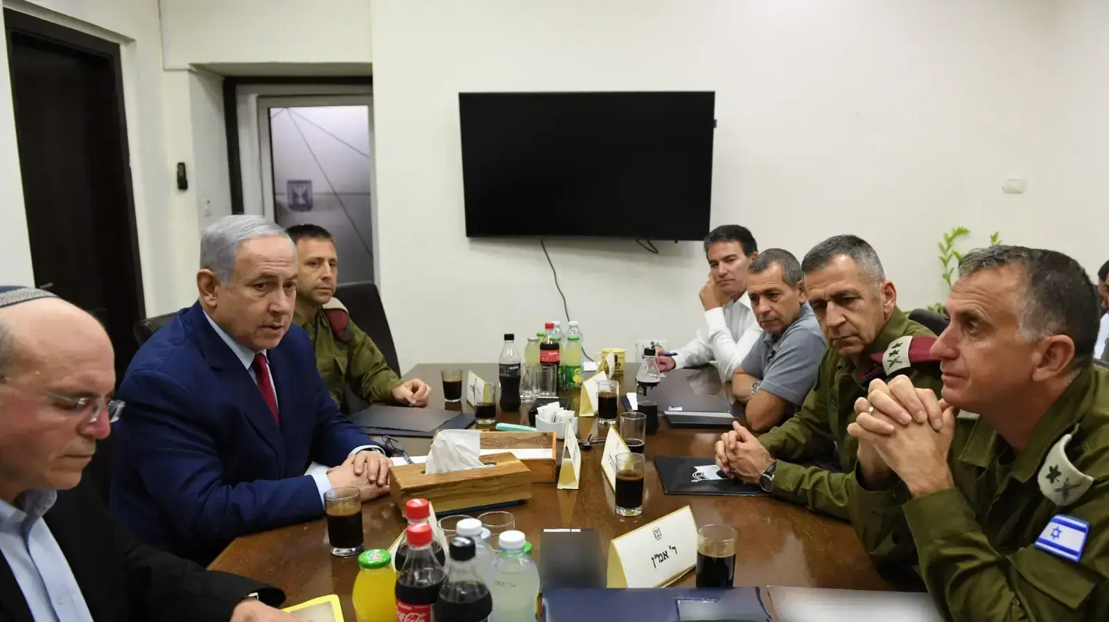 ראש הממשלה ושר הביטחון בנימין נתניהו בהתייעצות ביטחונית בקריה עם ראשי מערכת הביטחון. ה-11 לספטמבר
ראש הממשלה ושר הביטחון בנימין נתניהו בהתייעצות ביטחונית בקריה עם ראשי מערכת הביטחון. ה-11 לספטמבר