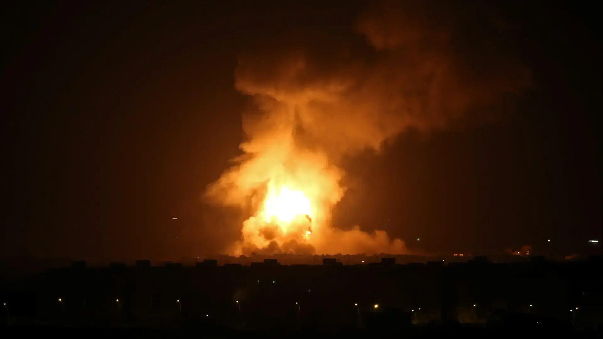 להבה ועשן נראים במהלך תקיפה אווירית ישראלית ברצועת עזה, 11.09.19
