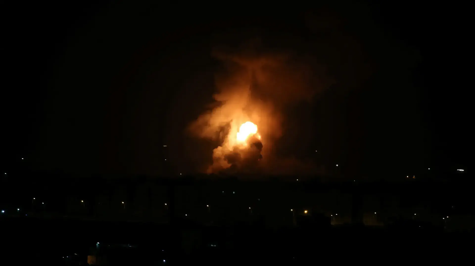 להבה ועשן נראים במהלך תקיפה אווירית ישראלית ברצועת עזה, 11.09.19 להבה ועשן נראים במהלך תקיפה אווירית ישראלית ברצועת עזה, 11.09.19