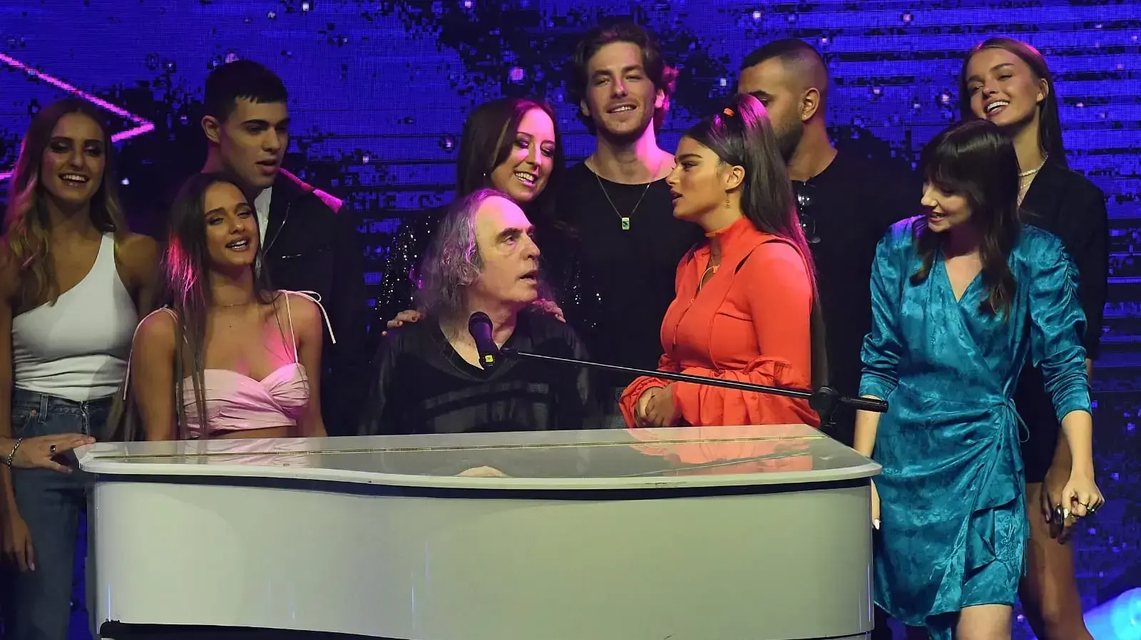 צביקה פיק מופיע לראשונה מול קהל מאז שלקה בשבץ. המוזיקאי שב לבמה במסיבת העיתונאים לפסטיגל, 13 בספטמבר 2019