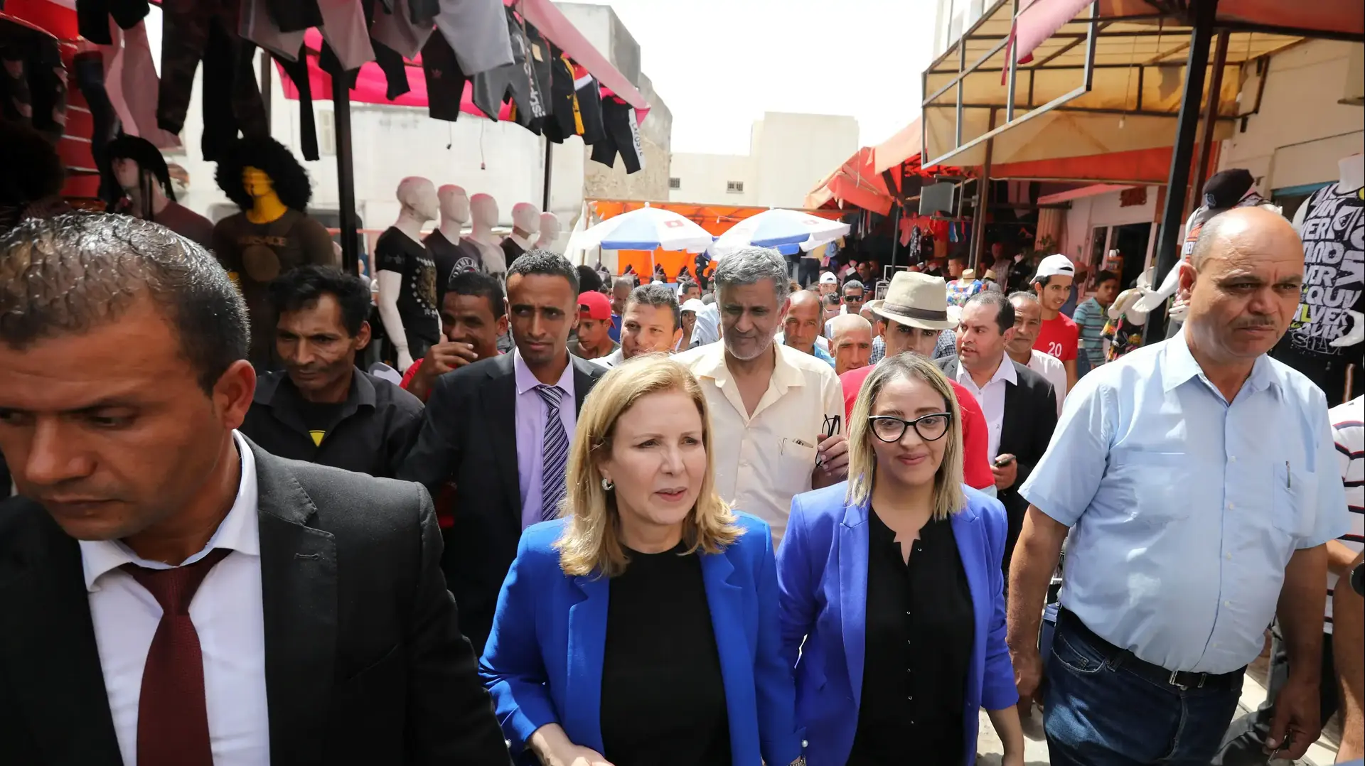 סלמה לומי, מועמדת לנשיאות תוניסיה, הולכת בשוק בבז'ה ב-12 בספטמבר 2019 סלמה לומי, מועמדת לנשיאות תוניסיה, הולכת בשוק בבז'ה ב-12 בספטמבר 2019
