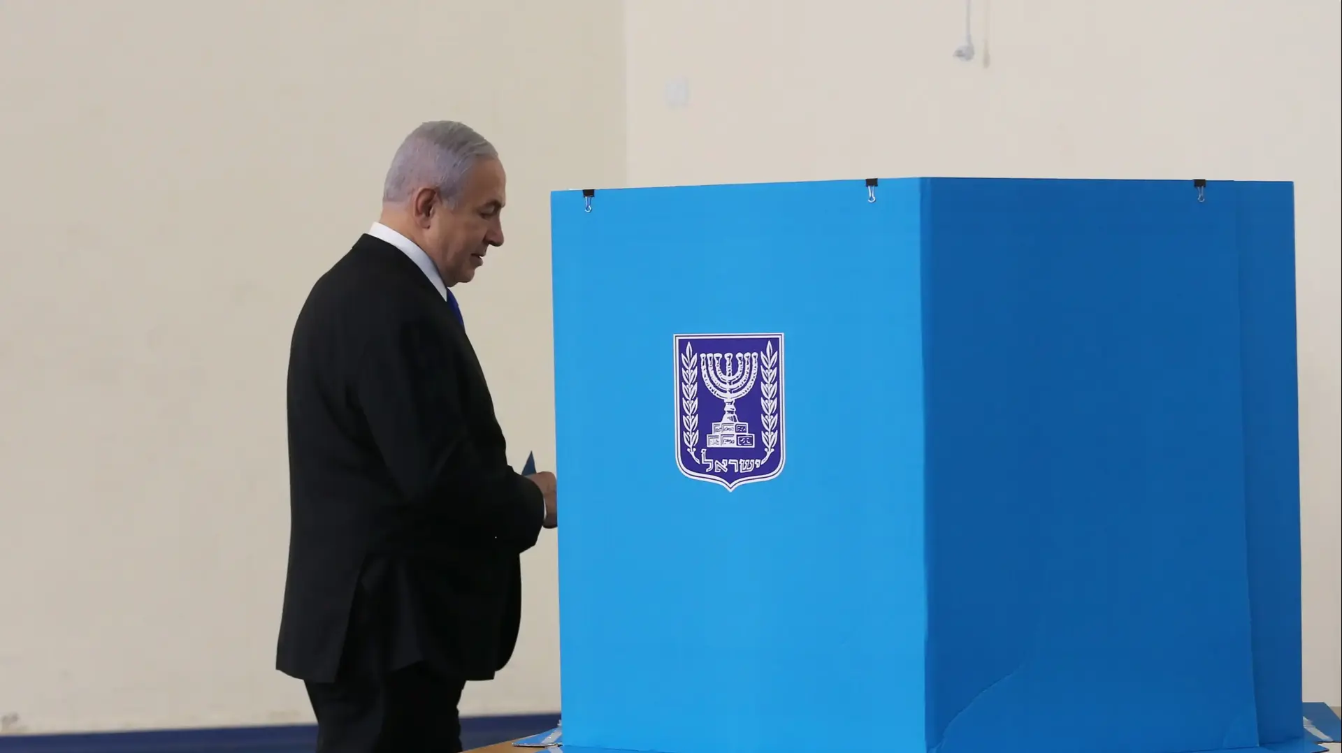 ראש הממשלה בנימין נתניהו ורעייתו שרה מגיעים להצביע בירושלים, 17 בספטמבר 2019 ראש הממשלה בנימין נתניהו ורעייתו שרה מגיעים להצביע בירושלים, 17 בספטמבר 2019