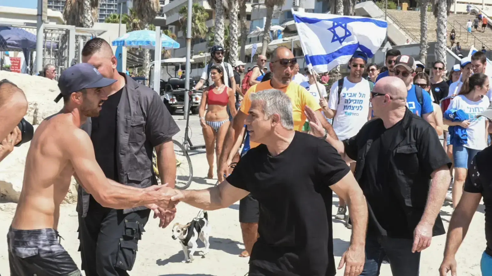 יאיר לפיד, ונציגי כחול לבן מעודדים אנשים להצביע בחוף הים בתל אביב, 17 בספטמבר 2019 יאיר לפיד, ונציגי כחול לבן מעודדים אנשים להצביע בחוף הים בתל אביב, 17 בספטמבר 2019