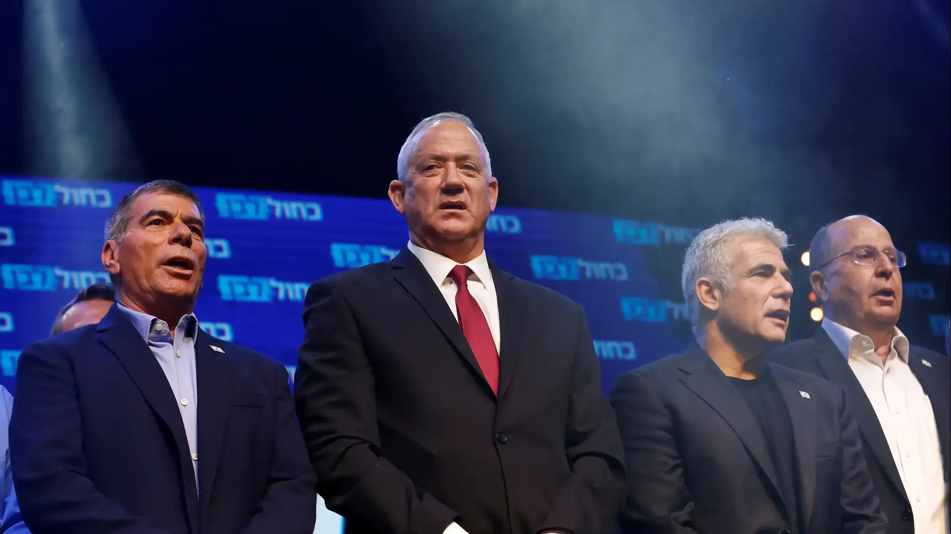 ראשי כחול לבן בני גנץ יאיר לפיד גבי אשכנזי משה יעלון אחרי פרסום מדגמי הבחירות ב-18 בספטמבר 2019 ראשי כחול לבן בני גנץ יאיר לפיד גבי אשכנזי משה יעלון אחרי פרסום מדגמי הבחירות ב-18 בספטמבר 2019