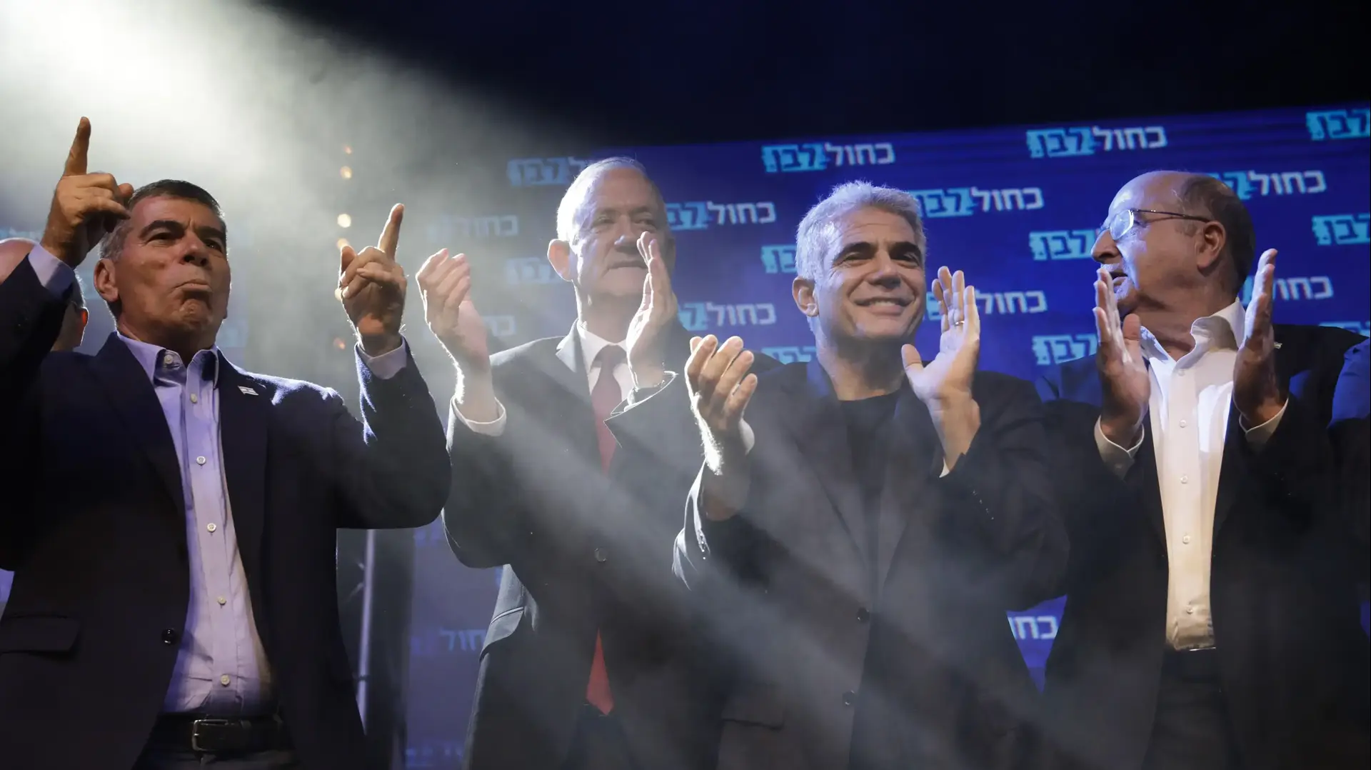 ראשי כחול לבן בני גנץ יאיר לפיד גבי אשכנזי משה יעלון אחרי פרסום מדגמי הבחירות ב-18 בספטמבר 2019 ראשי כחול לבן בני גנץ יאיר לפיד גבי אשכנזי משה יעלון אחרי פרסום מדגמי הבחירות ב-18 בספטמבר 2019
