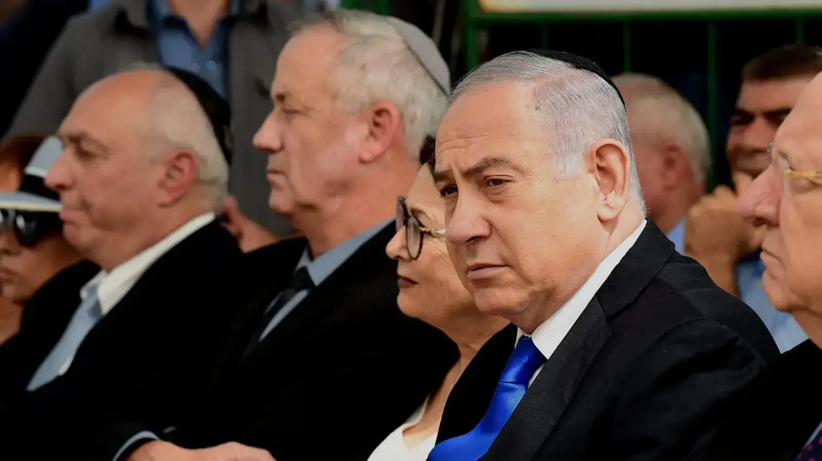 ראובן רובי ריבלין ובנימין נתניהו מחזיקים ידיים באזכרה לנשיא התשיעי של ישראל, שמעון פרס, הר הרצל ירושלים, 19 בספטמבר 2019 ראובן רובי ריבלין ובנימין נתניהו מחזיקים ידיים באזכרה לנשיא התשיעי של ישראל, שמעון פרס, הר הרצל ירושלים, 19 בספטמבר 2019