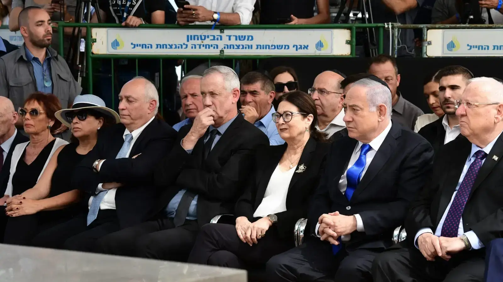 אסתר חיות, בני גנץ, ראובן רובי ריבלין ובנימין נתניהו מחזיקים ידיים באזכרה לנשיא התשיעי של ישראל, שמעון פרס, הר הרצל ירושלים, 19 בספטמבר 2019
