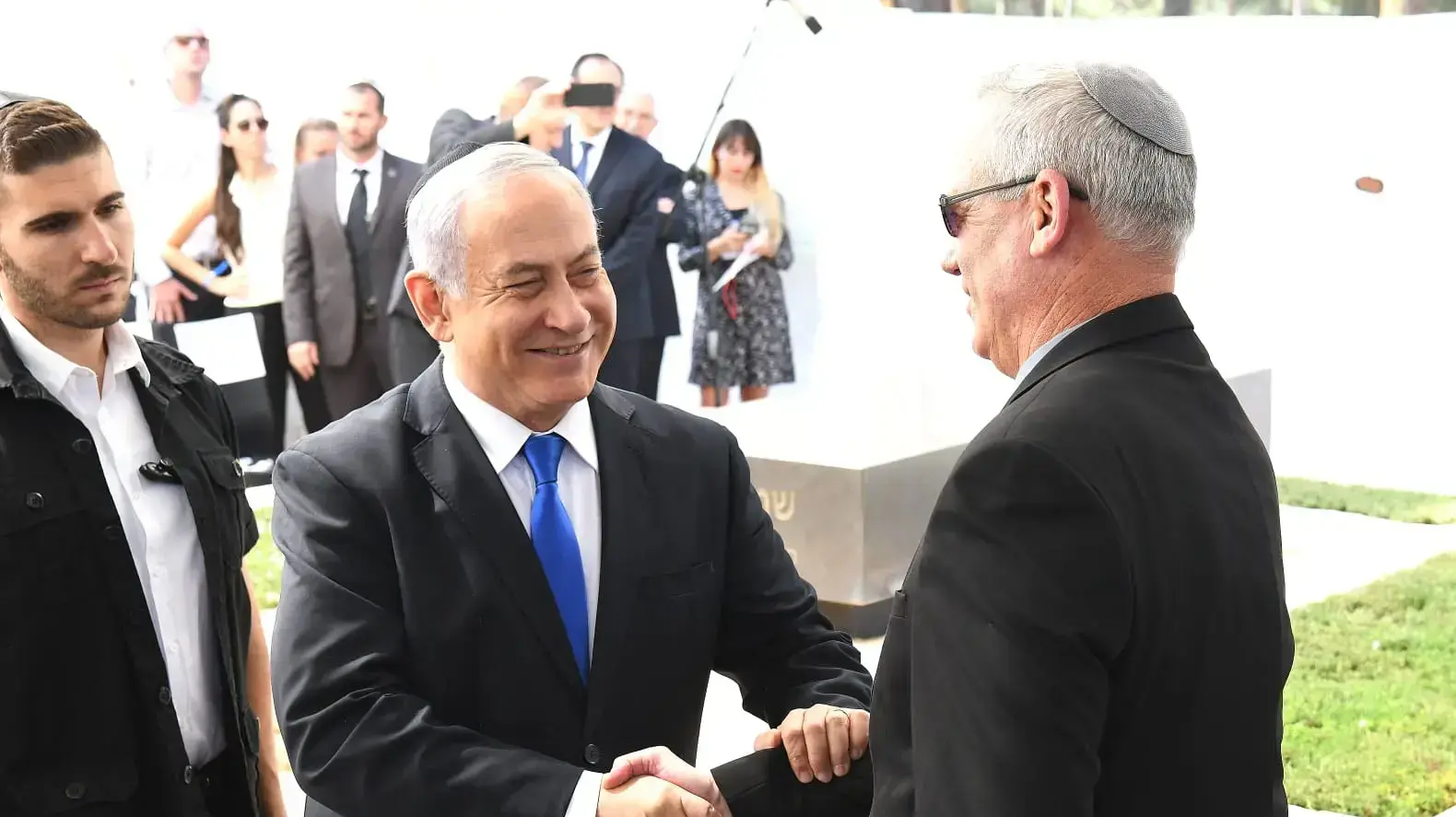 יו"ר כחול לבן בני גנץ, וראש הממשלה בנימין נתניהו מחזיקים ידיים באזכרה לנשיא התשיעי של ישראל, שמעון פרס, הר הרצל ירושלים, 19 בספטמבר 2019