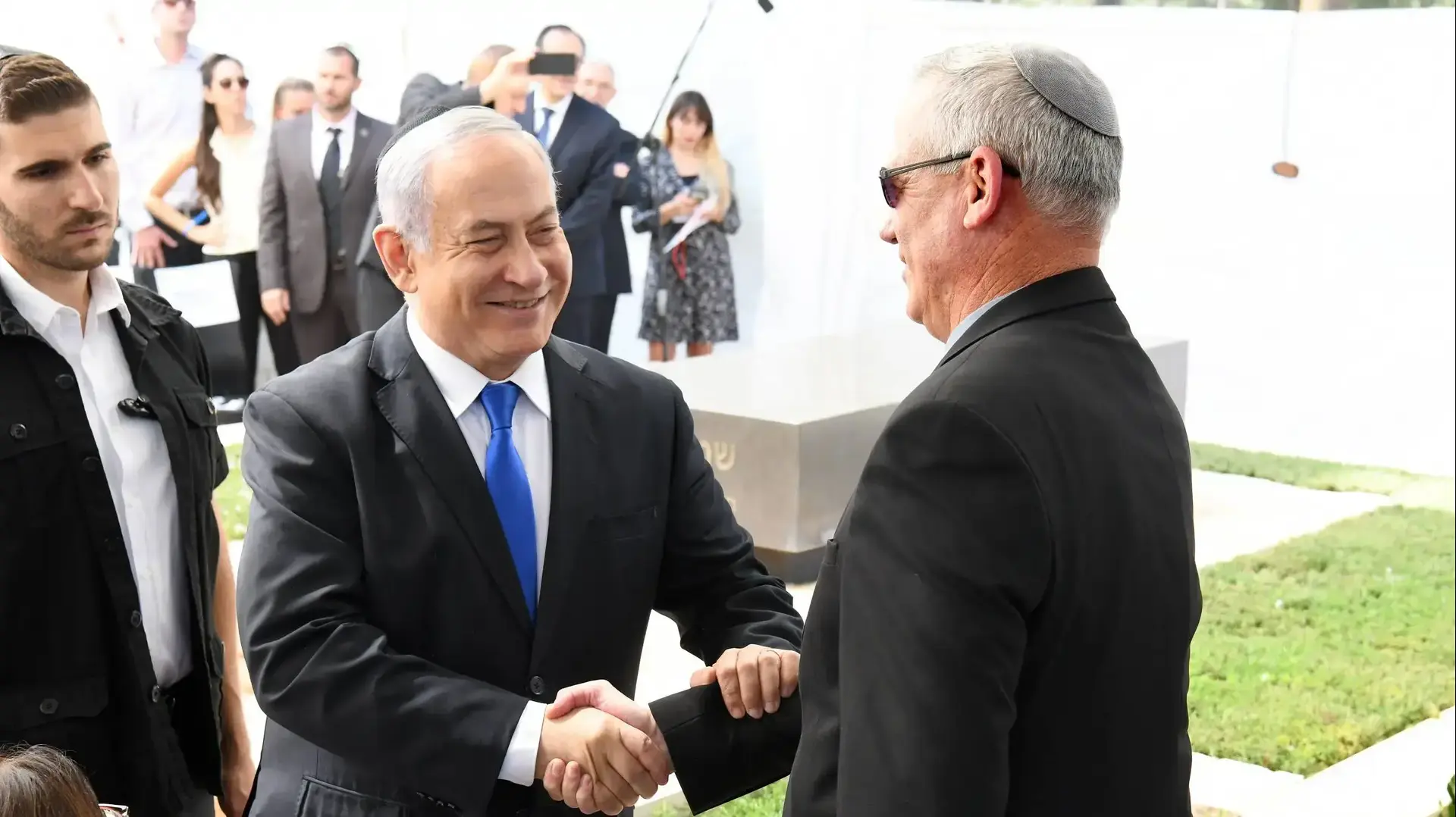 בנימין נתניהו ובני גנץ באזכרה לשמעון פרס, הר הרצל ירושלים, 19.09.19 בנימין נתניהו ובני גנץ באזכרה לשמעון פרס, הר הרצל ירושלים, 19.09.19