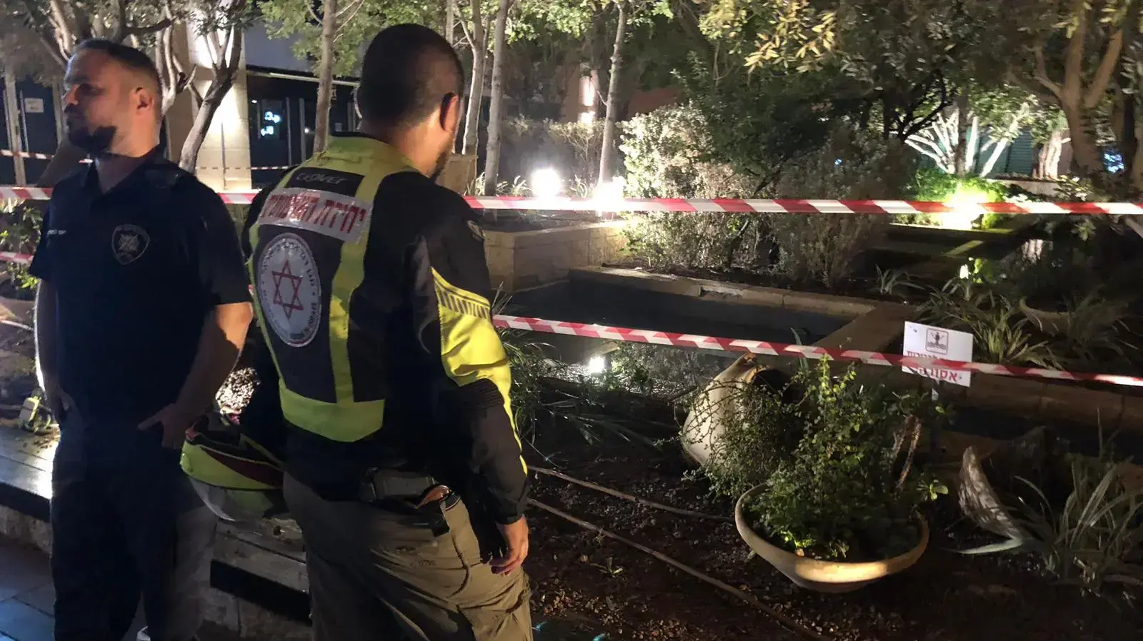 שוטרים בזירת ההתחשמלות בה נפצעו ארבעה אנשים בתל אביב. 20 בספטמבר 2019 שוטרים בזירת ההתחשמלות בה נפצעו ארבעה אנשים בתל אביב. 20 בספטמבר 2019