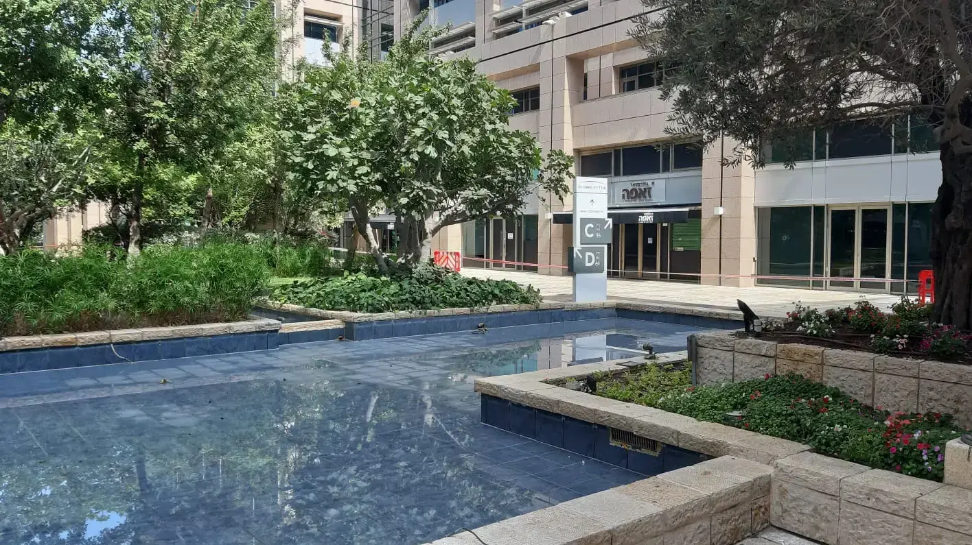 צעירים התחשמלו כשנכנסו לבריכת נוי עם מים רדודים ברח' ראול ולנברג בתל אביב, 20 בספטמבר 2019 צעירים התחשמלו כשנכנסו לבריכת נוי עם מים רדודים ברח' ראול ולנברג בתל אביב, 20 בספטמבר 2019