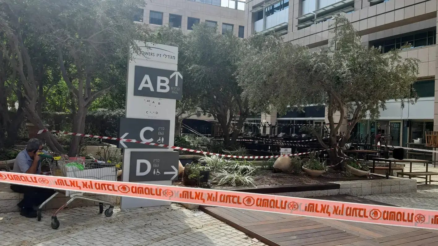 צעירים התחשמלו כשנכנסו לבריכת נוי עם מים רדודים ברח' ראול ולנברג בתל אביב, 20 בספטמבר 2019 צעירים התחשמלו כשנכנסו לבריכת נוי עם מים רדודים ברח' ראול ולנברג בתל אביב, 20 בספטמבר 2019