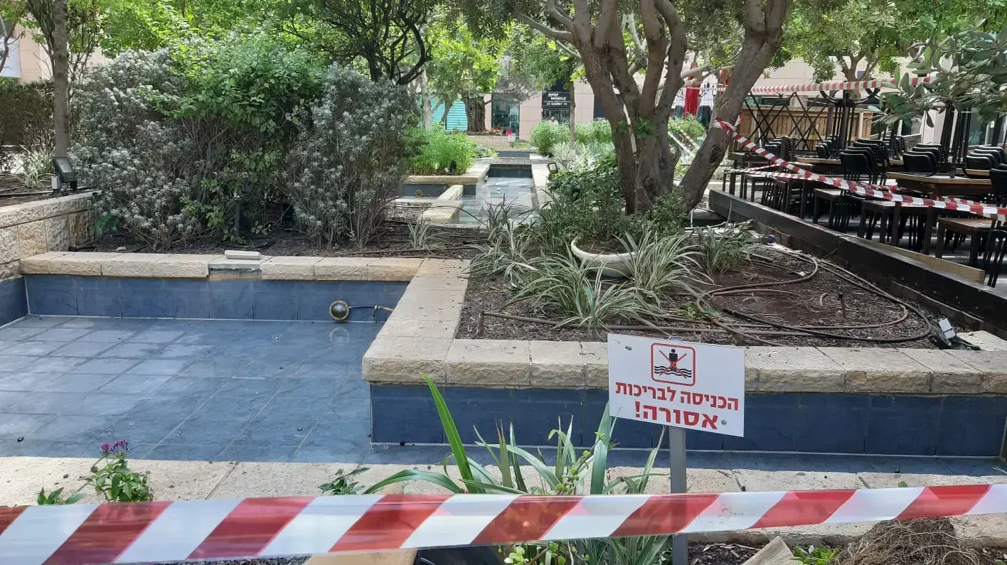 צעירים התחשמלו כשנכנסו לבריכת נוי עם מים רדודים ברח' ראול ולנברג בתל אביב, 20 בספטמבר 2019