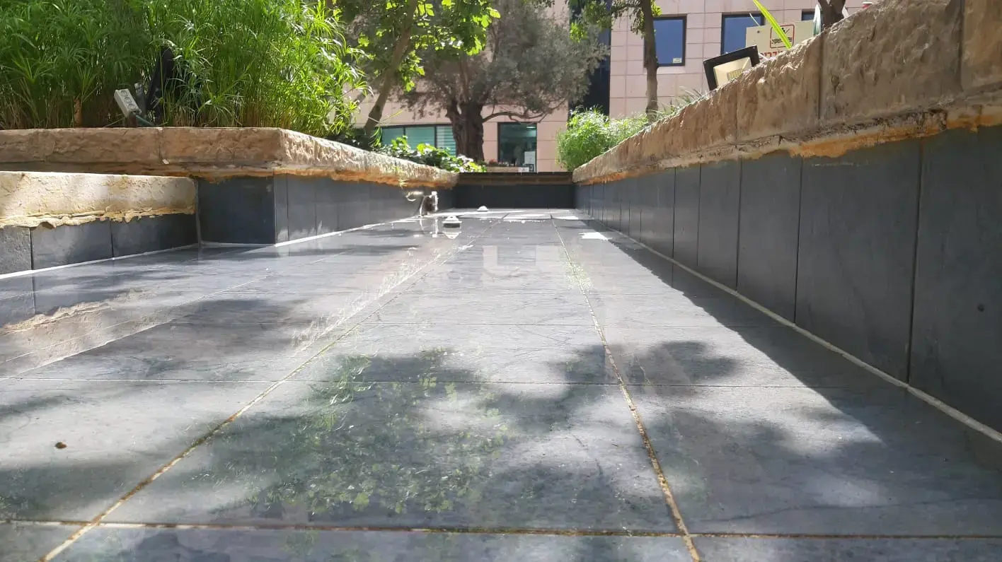 צעירים התחשמלו כשנכנסו לבריכת נוי עם מים רדודים ברח' ראול ולנברג בתל אביב, 20 בספטמבר 2019 צעירים התחשמלו כשנכנסו לבריכת נוי עם מים רדודים ברח' ראול ולנברג בתל אביב, 20 בספטמבר 2019