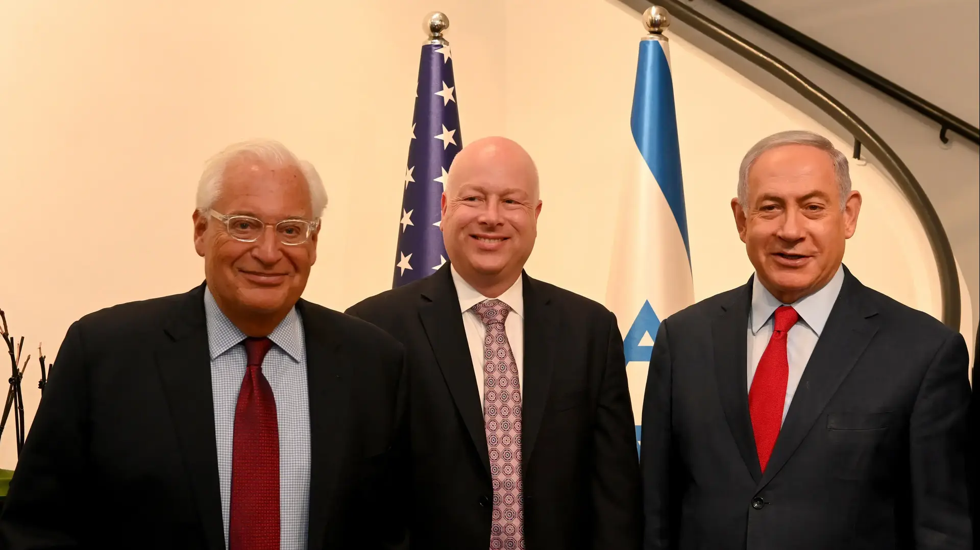 השליח האמריקאי המיוחד למשא ומתן בינלאומי ג'ייסון גרינבלט נפגש עם ראש ממשלת ישראל בנימין נתניהו במעון ראש הממשלה בירושלים, 20 בספטמבר, 2019. בפגישה השתתפו גם שגריר ארה"ב בישראל דוד פרידמן ושגריר ישראל בוושינגטון, רון דרמר.20 בספטמבר 2019 השליח האמריקאי המיוחד למשא ומתן בינלאומי ג'ייסון גרינבלט נפגש עם ראש ממשלת ישראל בנימין נתניהו במעון ראש הממשלה בירושלים, 20 בספטמבר, 2019. בפגישה השתתפו גם שגריר ארה"ב בישראל דוד פרידמן ושגריר ישראל בוושינגטון, רון דרמר.20 בספטמבר 2019