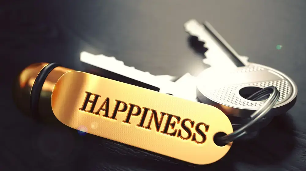 מחזיק מפתחות שכתוב עליו HAPPINESS. אושר מחזיק מפתחות שכתוב עליו HAPPINESS. אושר