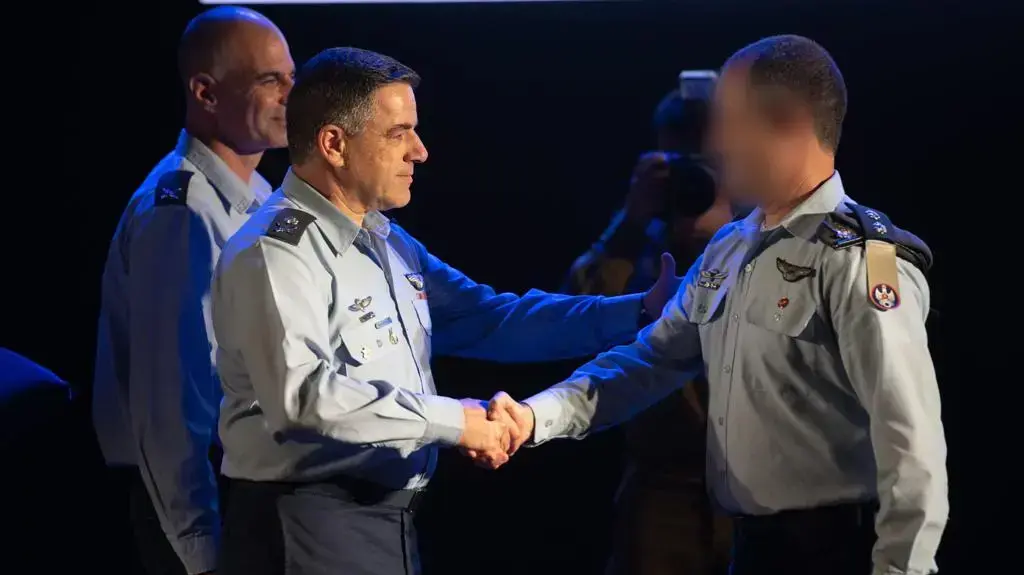 תמונות מטקס הענקת צל״שים ותעודות הערכה מטעם מפקד חיל-האוויר ללוחמים שלקחו חלק במבצע המיוחד בחאן יונס, 22 בספטמבר 2019 תמונות מטקס הענקת צל״שים ותעודות הערכה מטעם מפקד חיל-האוויר ללוחמים שלקחו חלק במבצע המיוחד בחאן יונס, 22 בספטמבר 2019