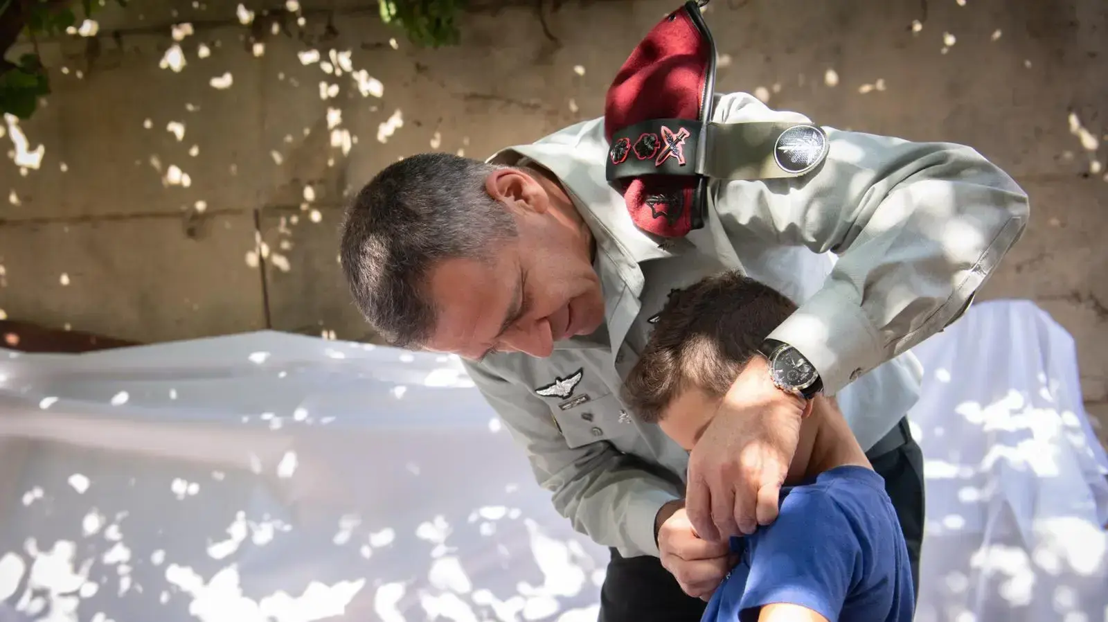 הענקת הצל"ש לבנו של סגן-אלוף מ' ז"ל על-ידי ראש המטה הכללי, רב-אלוף אביב כוכבי.