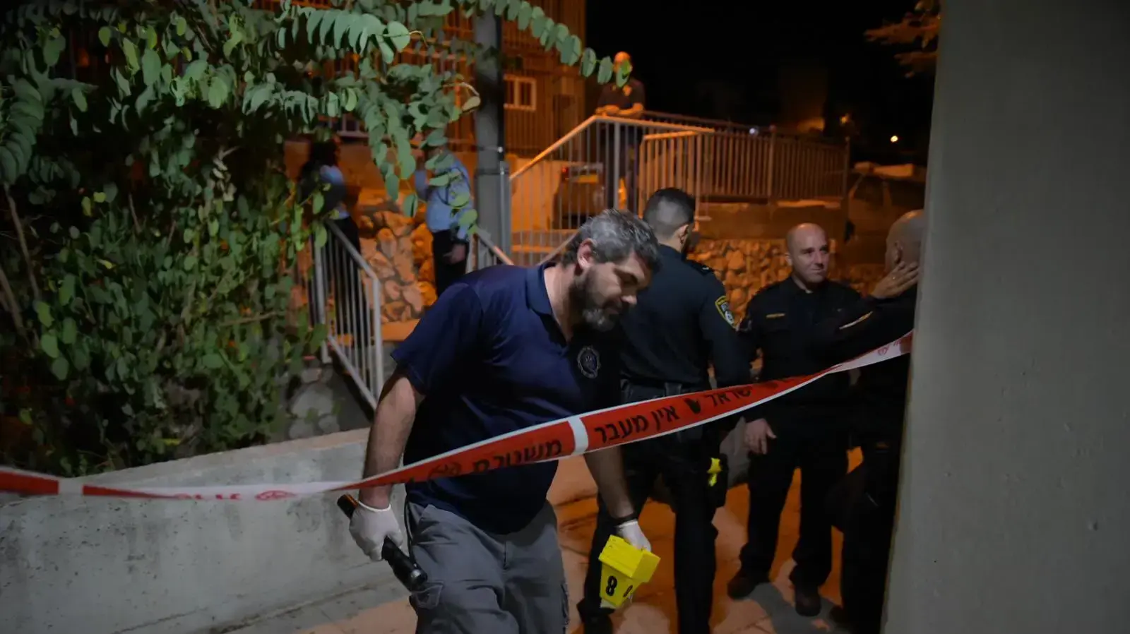 שוטרים בזירת הרצח בנצרת, בה נורה למוות גבר בן 44. ה-23 לספטמבר 2019