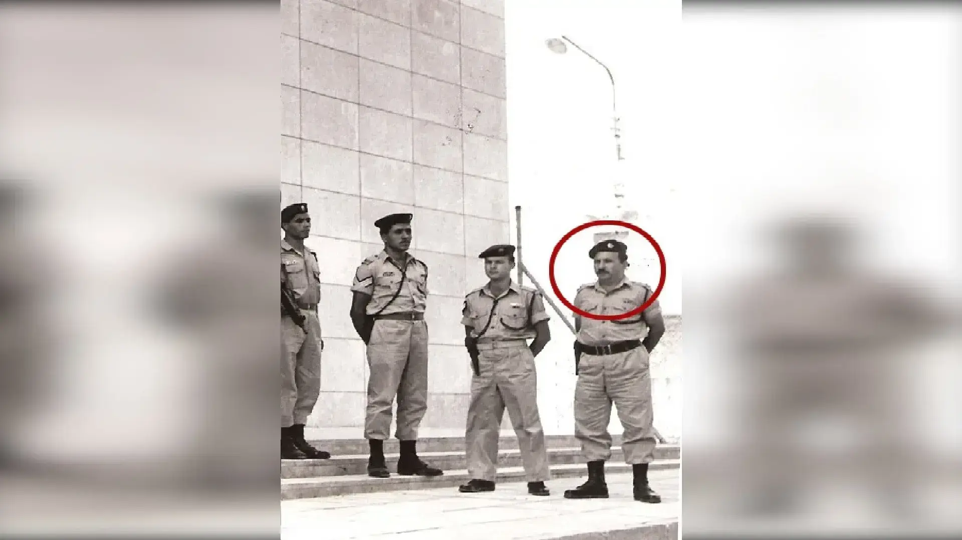 זוסמן (הכי מימין, עם שפם) והלוחמים של יחידת האבטחה (לשכה 06) מחוץ לבית המשפט