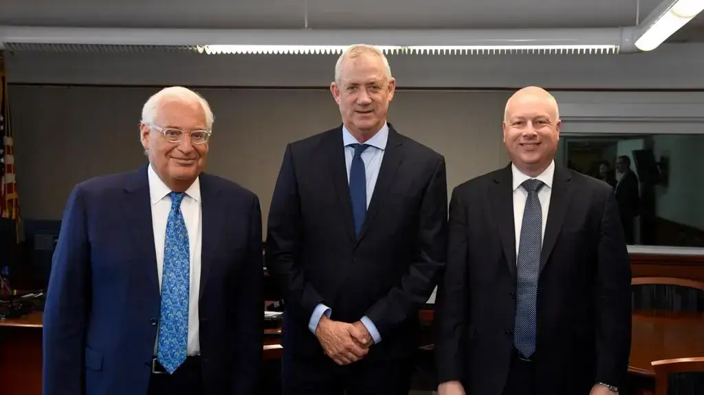 יו"ר כחול לבן, רא"ל (מיל') בני גנץ במהלך פגישתו עם השגריר האמריקאי דיוויד פרידמן  והשליח המיוחד למזרח התיכון ג'ייסון גרינבלט
 23 בספטמבר 2019