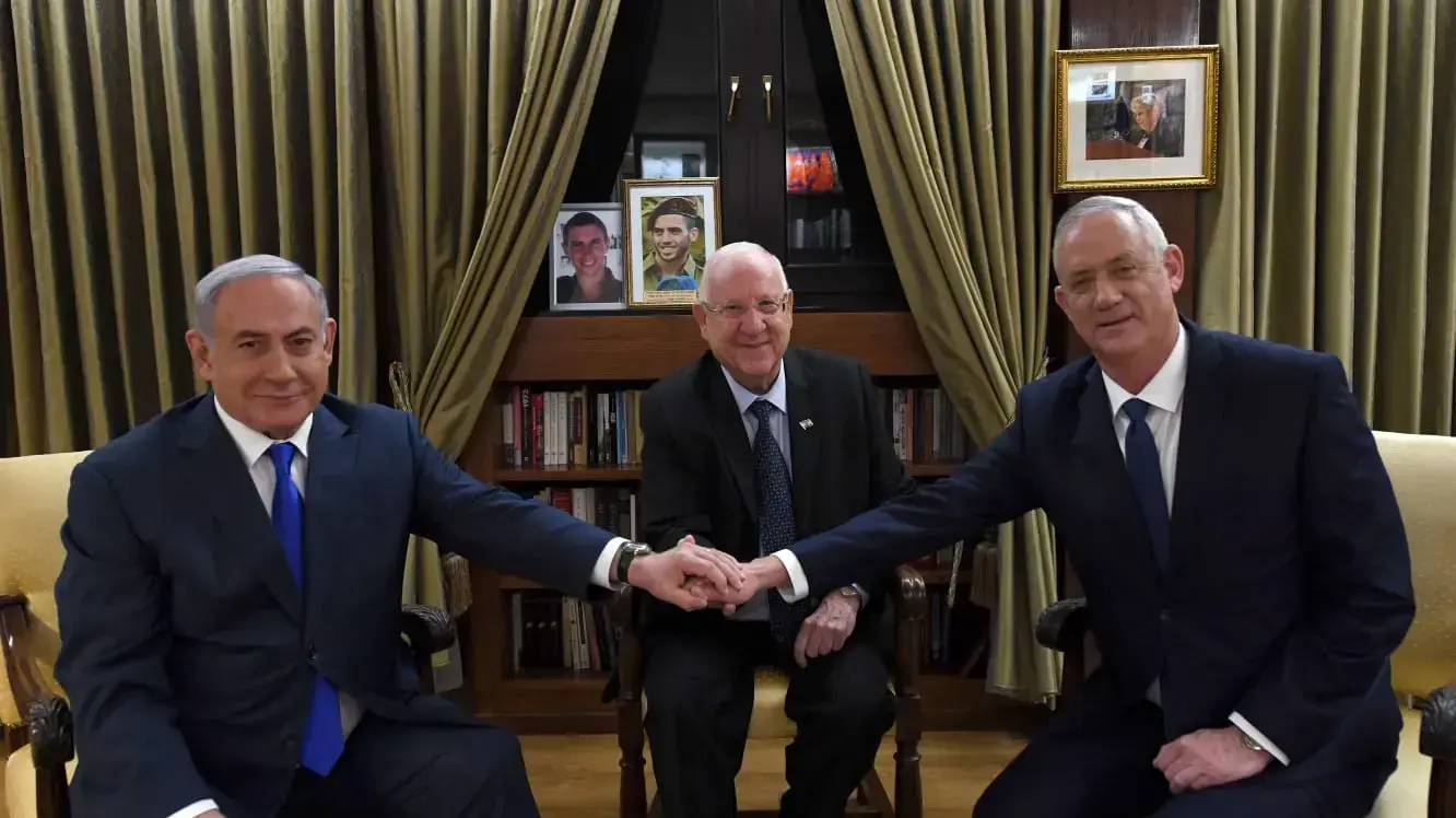 הפגישה המשולשת בין נשיא המדינה, רובי ריבלין, ראש הממשלה, בנימין נתניהו ויו"ר כחול לבן בני גנץ בבית הנשיא 23 בספטמבר 2019 הפגישה המשולשת בין נשיא המדינה, רובי ריבלין, ראש הממשלה, בנימין נתניהו ויו"ר כחול לבן בני גנץ בבית הנשיא 23 בספטמבר 2019